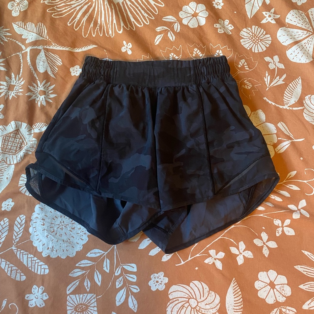 Lululemon Hotty Hot Low-Rise Lined Short 4”